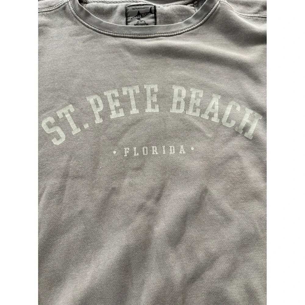 Shark Tee St. Pete Beach Florida Sweatshirt Mens Medium Gray Crew Neck Y2K
